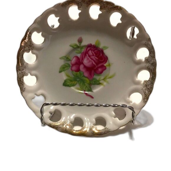 Vintage Lefton Red Rose Hand Painted Floral 5.75" Latticed Plate with Hanger - Picture 2 of 6